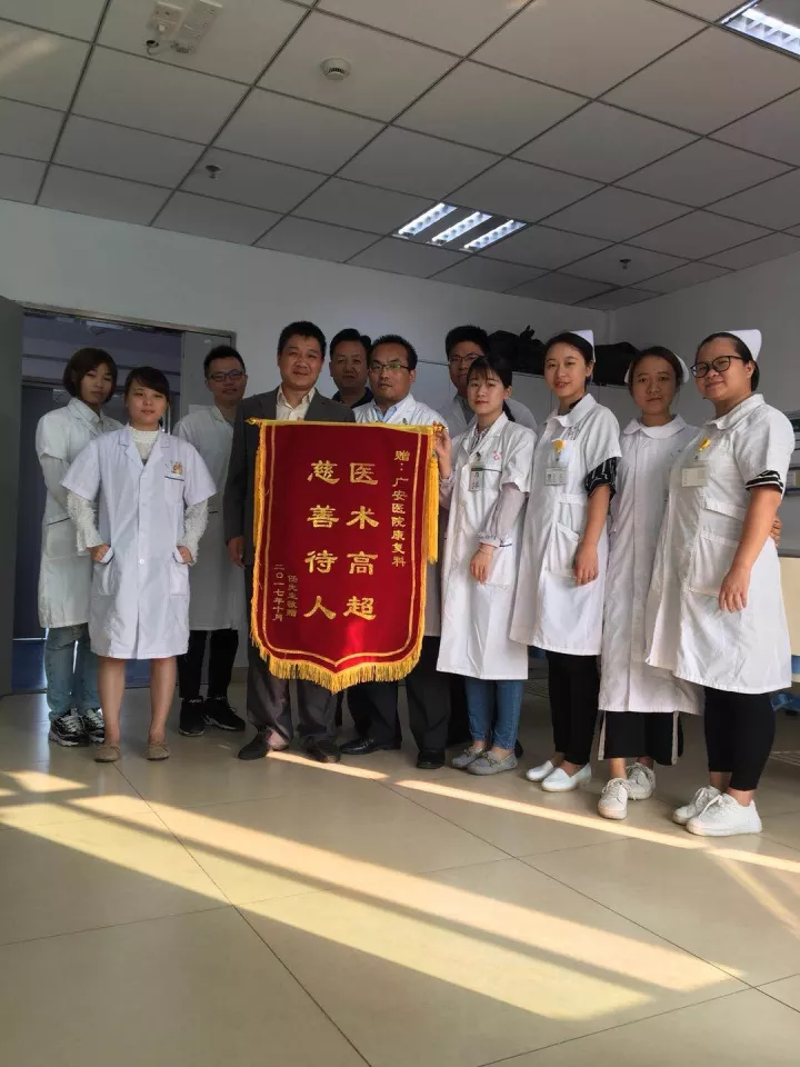 医术高超，慈善待人，悬壶济世，妙手回春