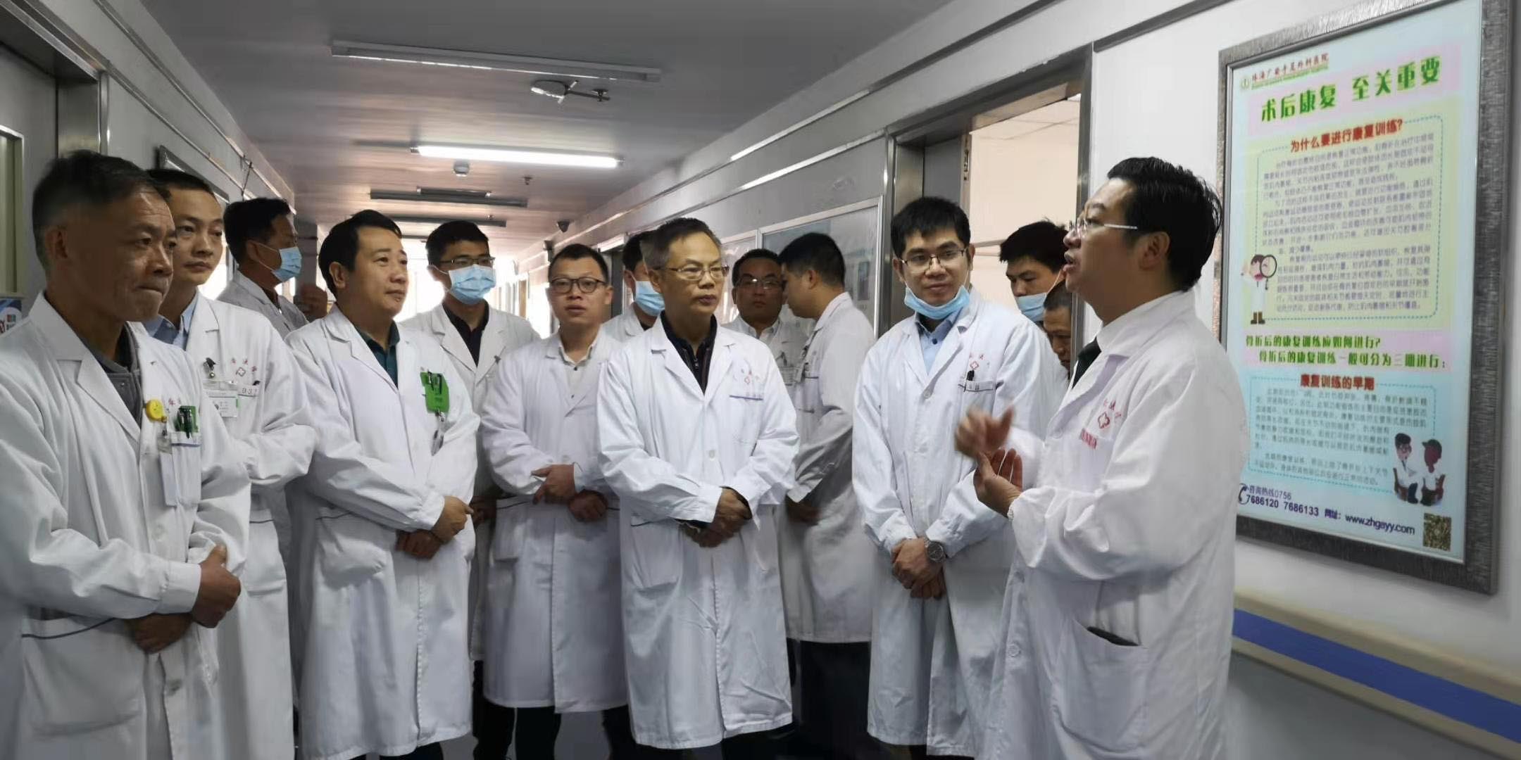 省知名专家温世锋教授莅临我院坐诊，授课