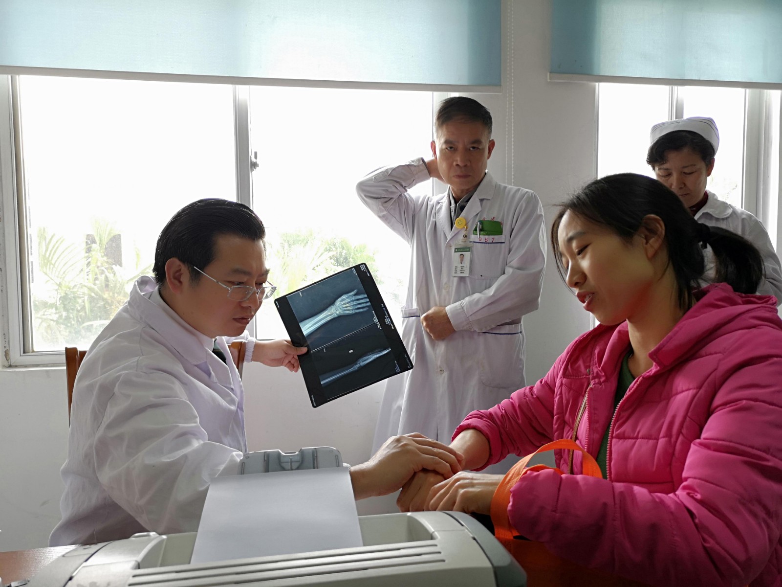 省知名专家温世锋教授莅临我院坐诊，授课