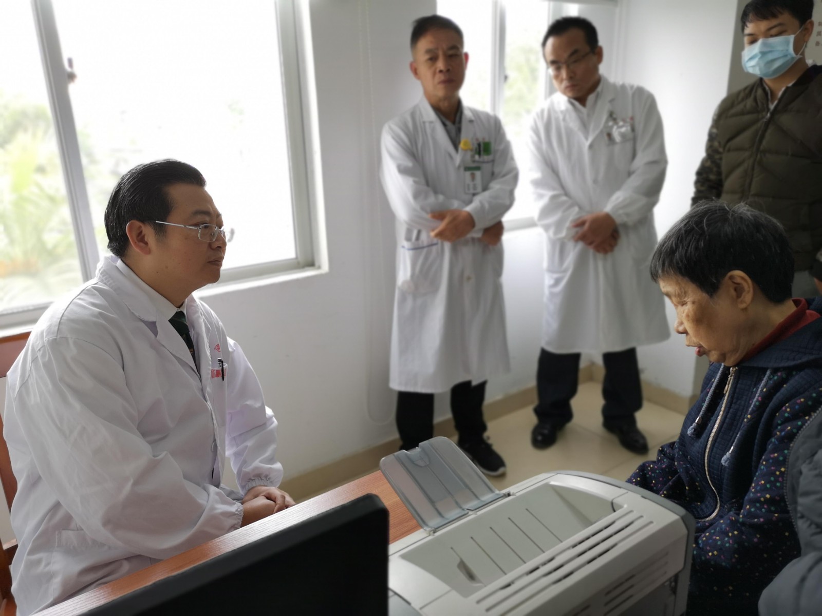 省知名专家温世锋教授莅临我院坐诊，授课