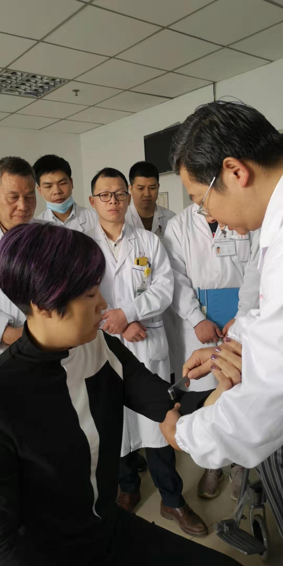 省知名专家温世锋教授莅临我院坐诊，授课