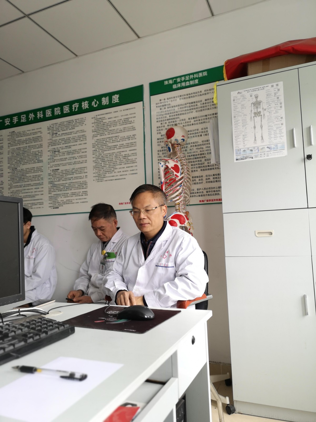 省知名专家温世锋教授莅临我院坐诊，授课