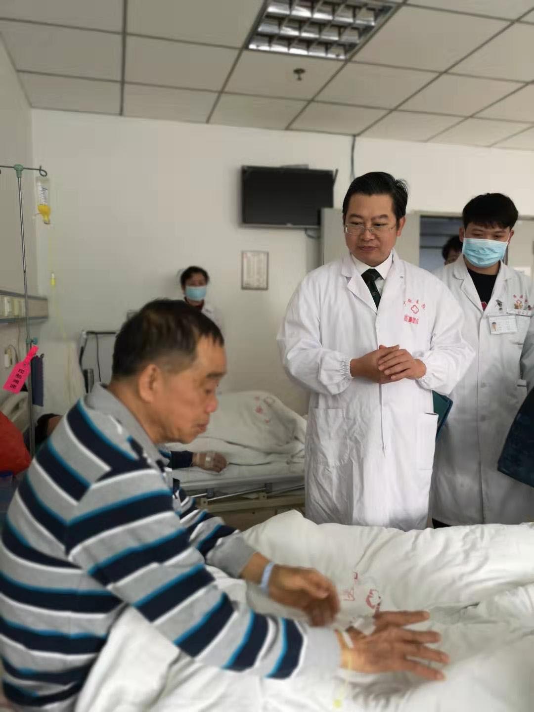 省知名专家温世锋教授莅临我院坐诊，授课