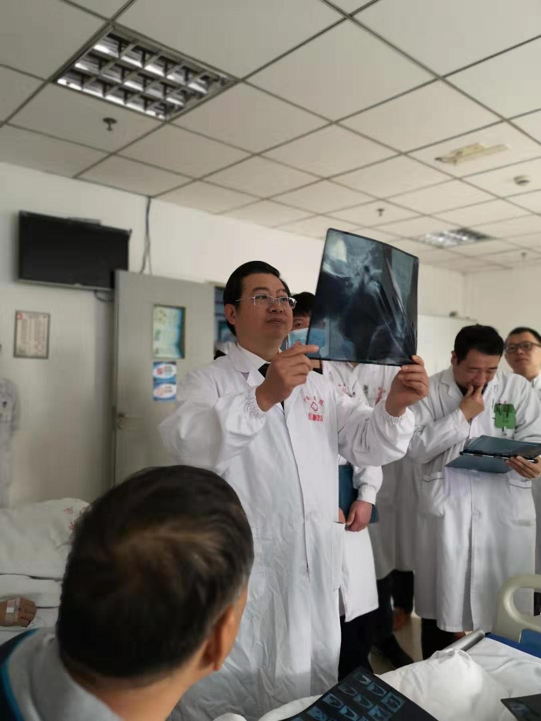 省知名专家温世锋教授莅临我院坐诊，授课