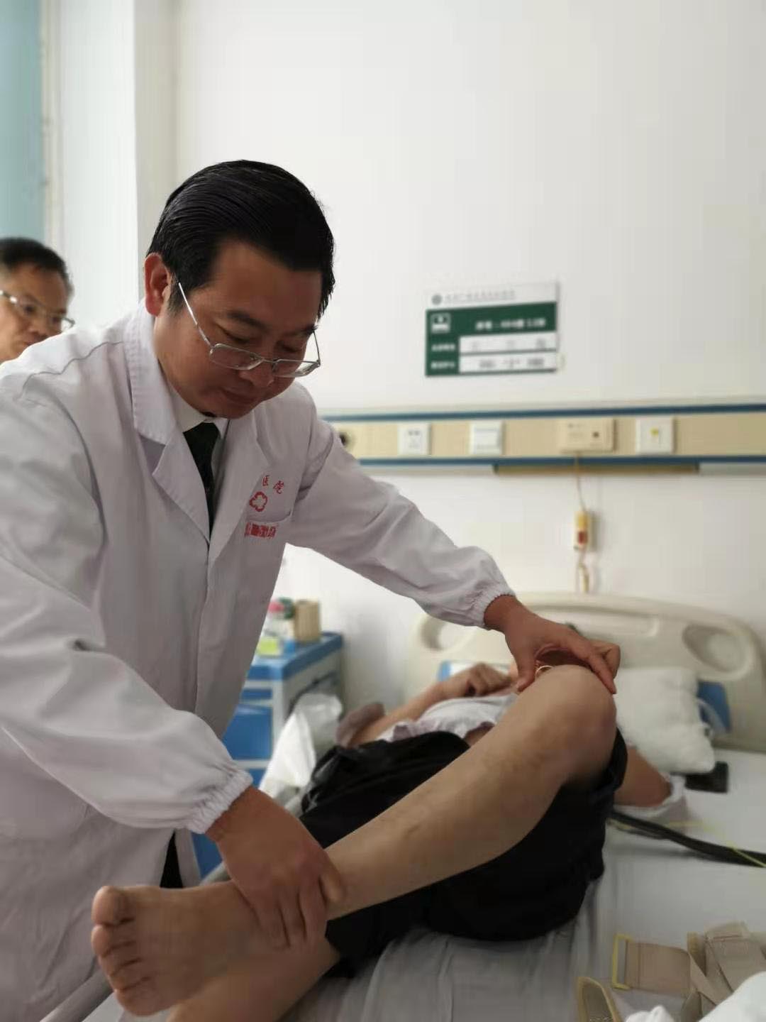 省知名专家温世锋教授莅临我院坐诊，授课