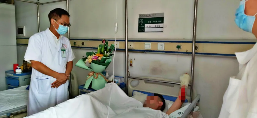 我院院领导一行探望格力受伤员工 送去慰问和关怀